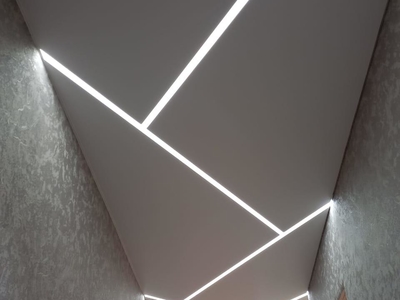 Световые линии на белом матовом натяжном потолке в коридоре 