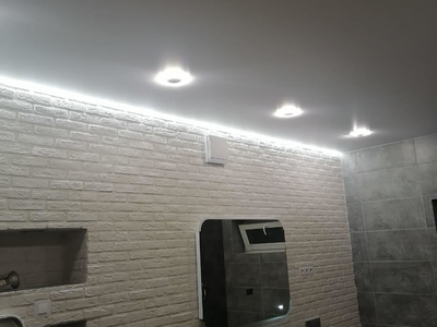 Натяжной потолок в санузле, установлены: парящая подсветка и точечные светильники 