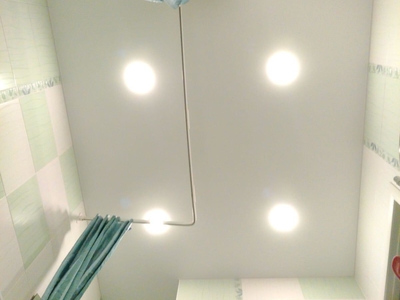 Перетяжка потолка в ванной комнате + добавили 2 светильника 