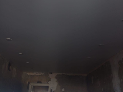 Простой белый матовый потолок со светильниками в спальню 