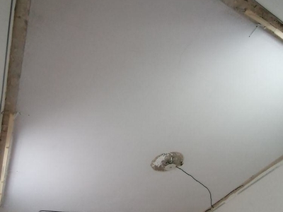 Гостиная - установлен профиль для монтажа натяжного потолка, закладная под люстру и закладные под накладные карнизы 