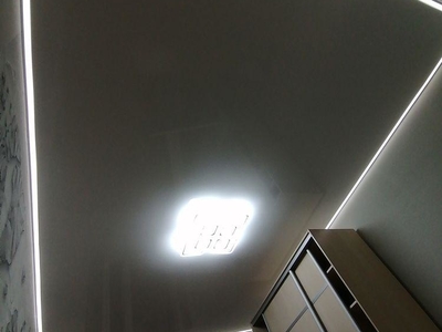 Контурный, глянцевый натяжной потолок с люстрой 