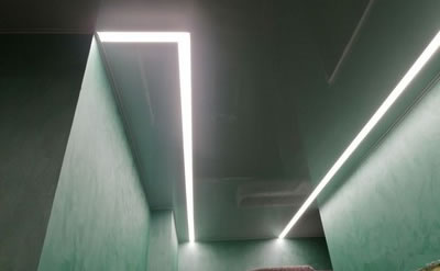 Глянцевый натяжной потолок в коридоре со световыми линиями - Фото 1