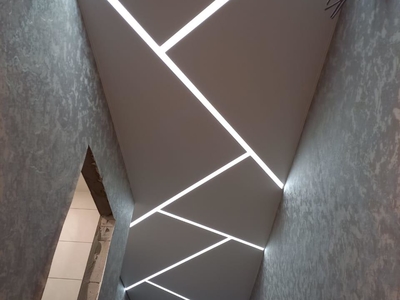 Световые линии на белом матовом натяжном потолке в коридоре
