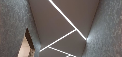 Световые линии на белом матовом натяжном потолке в коридоре