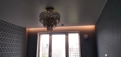 Сатиновый натяжной потолок с красивыми люстрами и скрытым карнизом с подсветкой