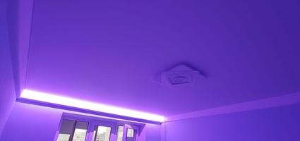 RGB-подсветка классического скрытого карниза на натяжном потолке в спальной
