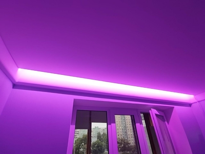 RGB-подсветка классического скрытого карниза на натяжном потолке в спальной 