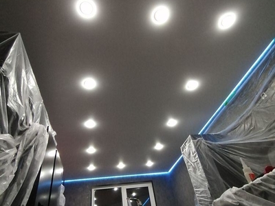 Гостиная - парящий натяжной потолок с точечными светильниками 