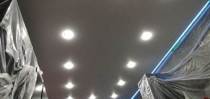 Гостиная - парящий натяжной потолок с точечными светильниками
