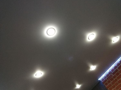 Гостиная - парящий натяжной потолок с точечными светильниками 