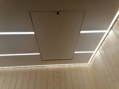 Люк на чердак - смонтирован в натяжном потолке 