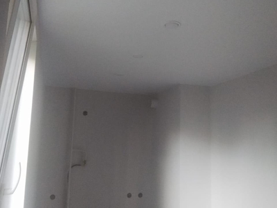Белый матовый натяжной потолок на кухне 