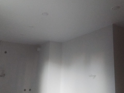 Белый матовый натяжной потолок на кухне 