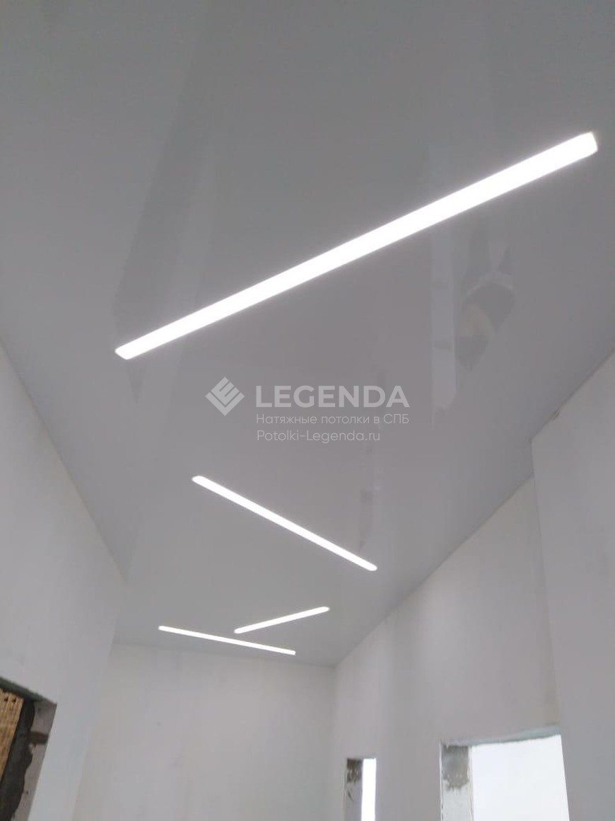 Белый-глянцевый натяжной потолок со световыми линиями в коридоре