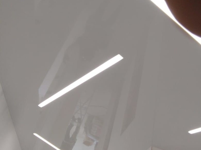 Белый-глянцевый натяжной потолок со световыми линиями в коридоре 