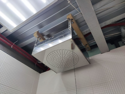 Парящий натяжной потолок в санузле 