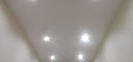 Простые натяжные потолки с точечными светильниками