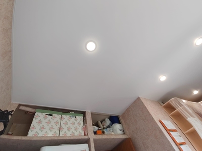 Спальная и кухня - белые матовые натяжные потолки 