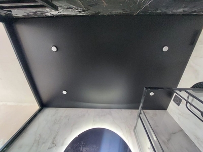 Чёрный-матовый-теневой натяжной потолок в санузле на профиле Eurokraab 