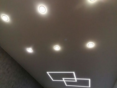 Световые линии в гостиной - «квадрат цепляется за квадрат», плюс точечные светильники