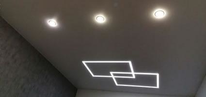 Световые линии в гостиной - «квадрат цепляется за квадрат», плюс точечные светильники