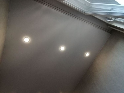 Этапы монтажа - белый-матовый натяжной потолок со светильниками и скрытым карнизом 