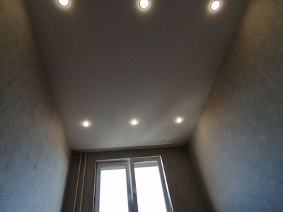Этапы монтажа - белый-матовый натяжной потолок со светильниками и скрытым карнизом 