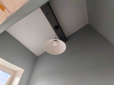 Парящий натяжной потолок в гостиной + гардина двухрядная с подсветкой 