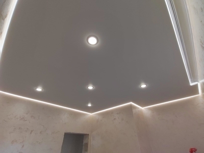 Парящий натяжной потолок в гостиной + гардина двухрядная с подсветкой 