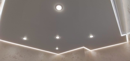 Парящий натяжной потолок в гостиной + гардина двухрядная с подсветкой