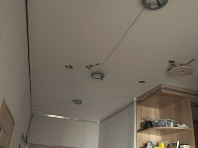 Глянцевый натяжной потолок в прихожей с обходом высокого шкафа 
