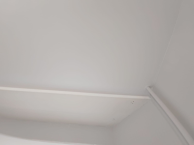 Натяжной потолок Bauf  с одной люстрой. Фото до и после 