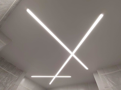 Натяжной потолок со световыми линиями в санузле 