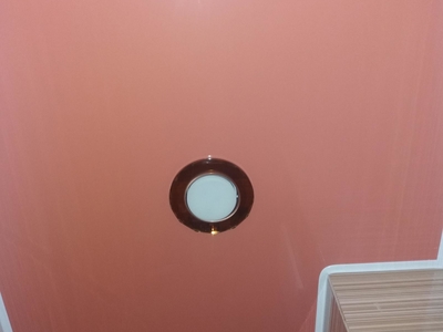 Серовато-пурпурно-розовый глянцевый натяжной потолок в туалетной комнате 