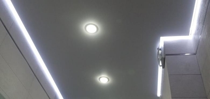 Парящие натяжные потолки в санузле, коридоре, прихожей, закутке