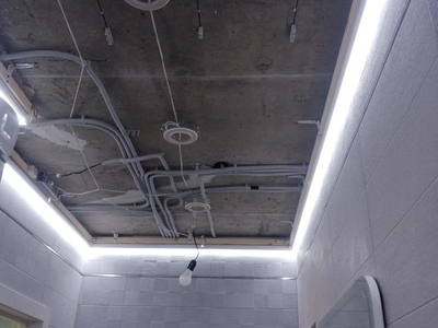 Парящие натяжные потолки в санузле, коридоре, прихожей, закутке 