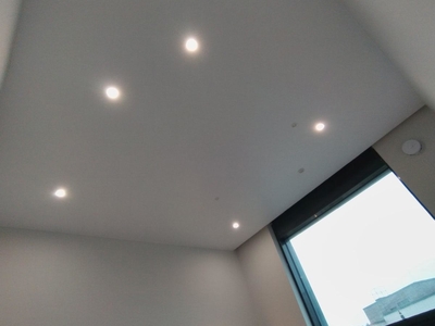 Белый-матовый натяжной потолок на алюминиевом профиле с трек-системами, скрытым карнизом и встраиваемыми и накладными светильниками