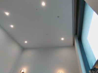 Белый-матовый натяжной потолок на алюминиевом профиле с трек-системами, скрытым карнизом и встраиваемыми и накладными светильниками