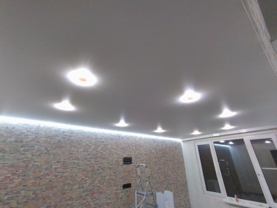 Парящий натяжной потолок, световые линии, красивые светильники