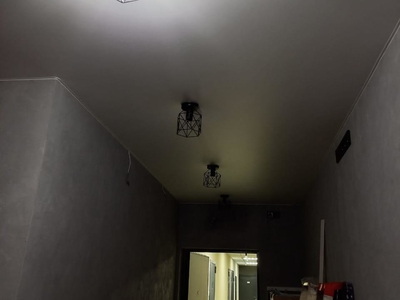 Белые-матовые натяжные потолки с красивыми люстрами, а также накладными и подвесными светильниками 