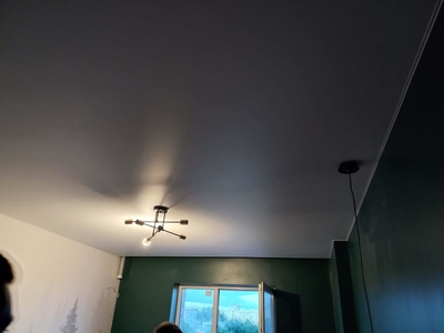Белые-матовые натяжные потолки с красивыми люстрами, а также накладными и подвесными светильниками