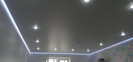 Парящий матовый натяжной потолок со светильниками. Белый. (нет описания)
