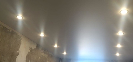 Простой белый матовый потолок со светильниками в спальню