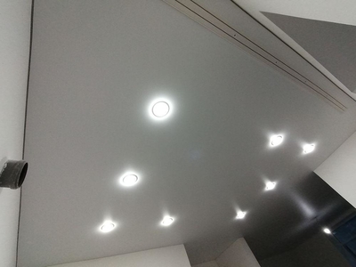 Натяжной потолок на кухне - светильники и накладной карниз 