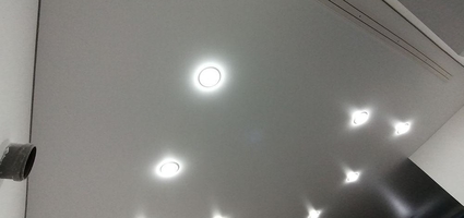 Натяжные потолки во всей квартире с точечными светильниками и накладными карнизами