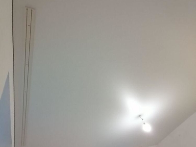 Натяжные потолки во всей квартире с точечными светильниками и накладными карнизами 