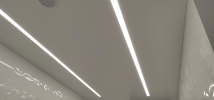Ванная комната со световыми линиями на натяжном потолке