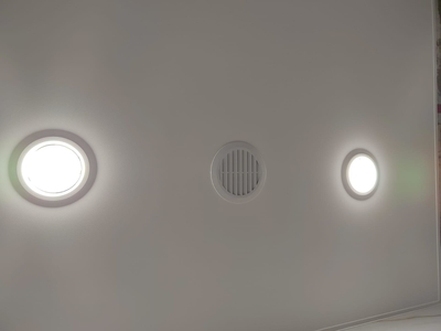 Ванная комната со световыми линиями на натяжном потолке 
