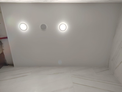Ванная комната со световыми линиями на натяжном потолке 